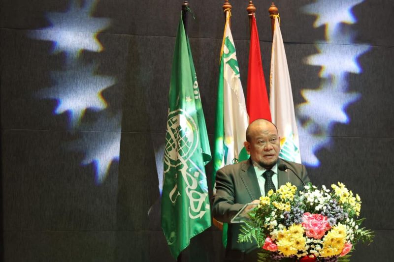 Ketua DPD RI saat menghadiri pengukuhan Profesor Dr Mulyadi dr SpP(K), FISR sebagai Guru Besar di bidang Pulmonologi dan Kedokteran Respirasi Universitas Nahdlatul Ulama Surabaya (UNUSA), Sabtu (16/10). ANTARA/HO-DPD RI