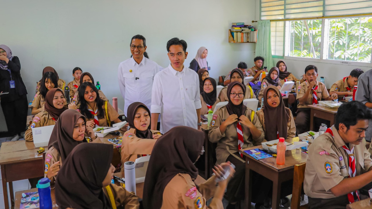 Gibran Hadir saat Pj Heru Tinjau Makan Bergizi Gratis di SMAN 70
