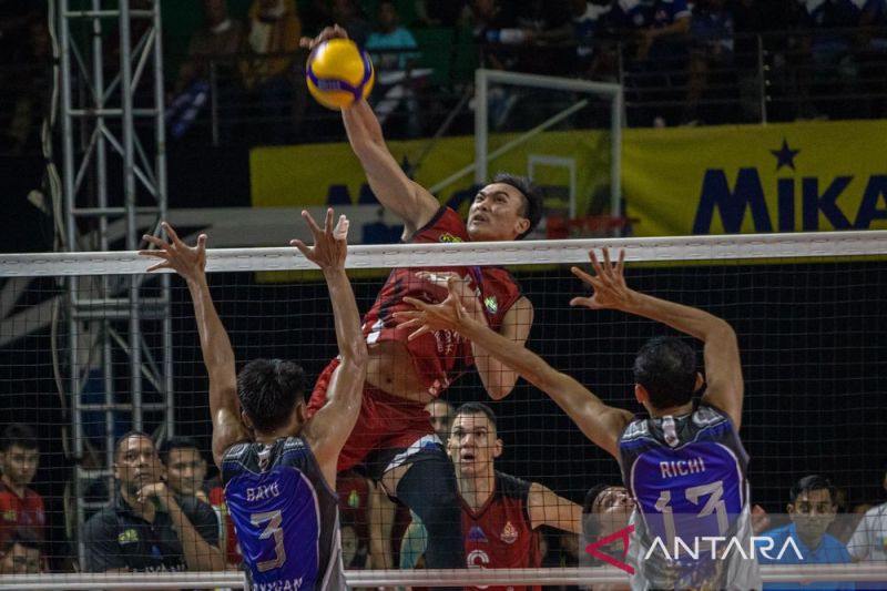 Pebola voli Jakarta Lavani Allo Bank Hendra Kurniawan (tengah) melakukan smes yang coba diblok pebola voli Surabaya BIN Samator Galih Bayu Saputra (kiri) dan Richi Rizky (kanan) pada pertandingan seri kedua putaran kedua final four PLN Mobile Proliga 2023 di GOR Jatidiri, Semarang, Jawa Tengah, Minggu (5/3/2023). Jakarta Lavani Allo Bank mengalahkan Surabaya BIN Samator dengan skor 3-0 (25-19, 25-22, 28-26). ANTARA FOTO/Aji Styawan/tom.