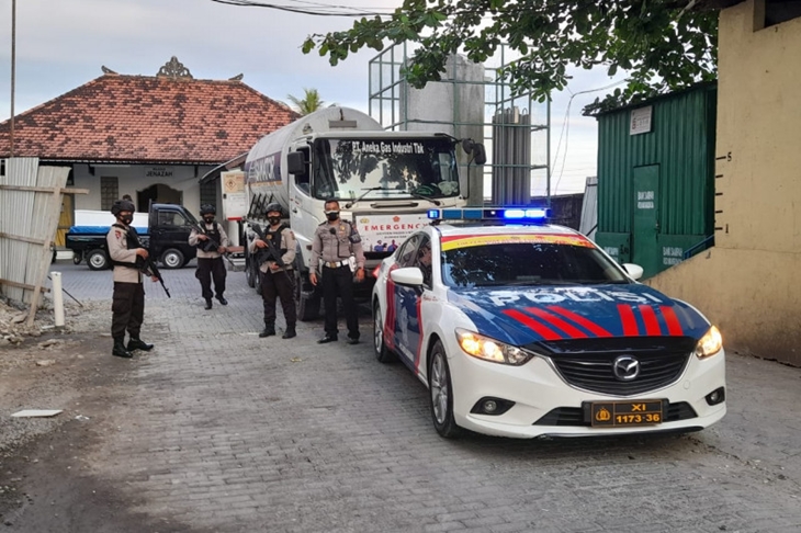 Proses pengawalan pendistribusian tabung oksigen dan oksigen medis cair oleh Polda Bali ke beberapa rumah sakit di Bali, Rabu (21/07/2021). ANTARA/HO-Humas Polda Bali