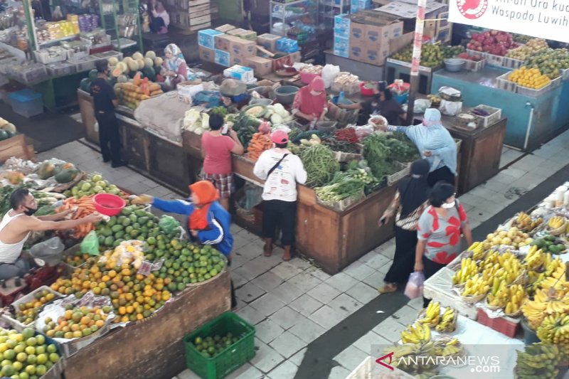 Kondisi Pasar Gede pascapemberlakuan normal baru. (ANTARA/Aris Wasita)
