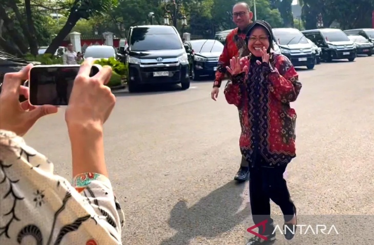 Janji Mau Mundur, Mensos Risma Pakai Batik Merah Temui Jokowi di Istana