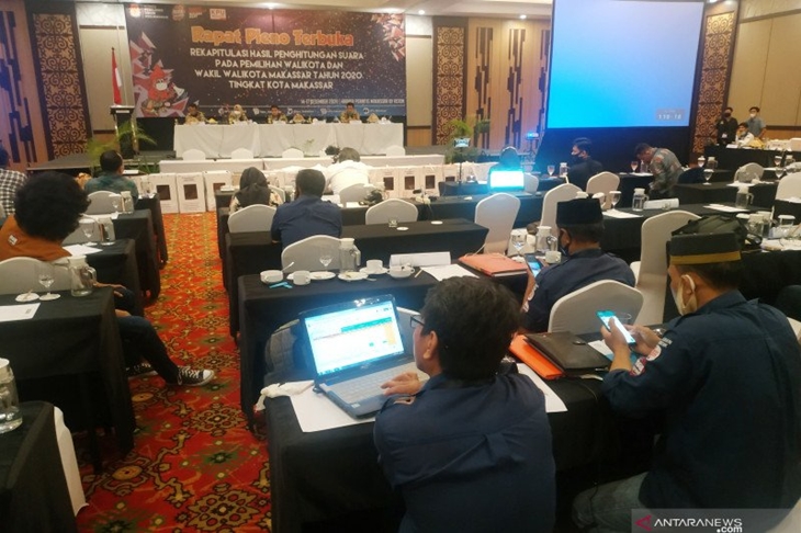 Suasana rekapitulasi penghitungan suara Pilkada Wali Kota dan Wakil Wali Kota tingkat KPU Kota Makassar, di hotel Harper, Makassar, Sulawesi Selatan. ANTARA/Darwin Fatir.