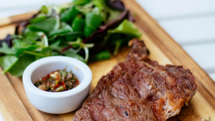 Daging sapi panggang. (Foto: Pexels/Valeria Boltneva)