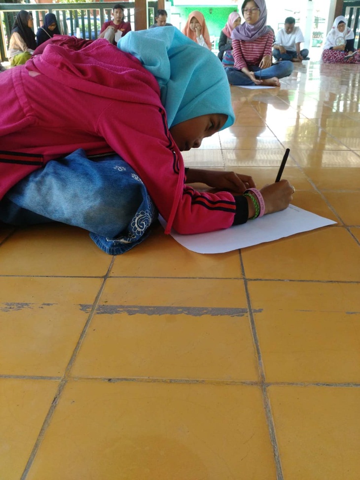 Anak-anak tengah menulis puisi di Pendopo Gamelan Yogyakarta. (Foto: Dok Sekolah Puisi Jogja)