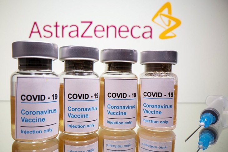 Botol dengan stiker bertuliskan, "COVID-19 / vaksin Coronavirus / Injeksi" dan jarum suntik medis terlihat di depan logo AstraZeneca yang ditampilkan dalam ilustrasi (31/10/2020). ANTARA/REUTERS/Dado Ruvic/aa. (REUTERS/DADO RUVIC)