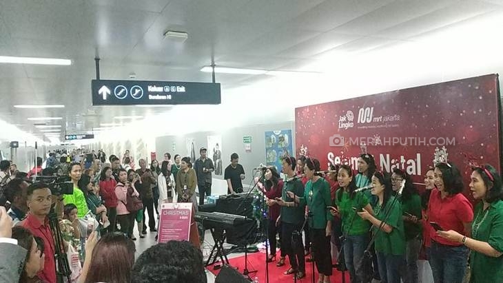 Penampilan vokal group membawakan Christmas Carol di Jakarta (MP/Asropih)