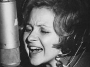 Lirik Lengkap Lagu “Rockin’ Around the Christmas Tree” yang Kembali Meroket di Billboard Jelang Natal 2025