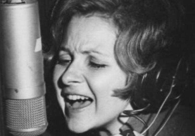 Lirik Lengkap Lagu “Rockin’ Around the Christmas Tree” yang Kembali Meroket di Billboard Jelang Natal 2025