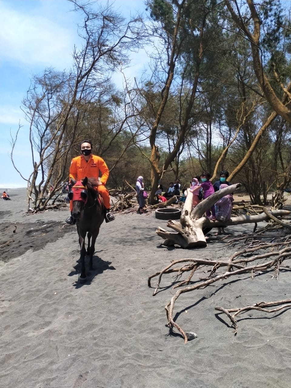 Petugas berkuda tengah patroli di Pantai Selatan. Foto: humas Basarnas Yogyakarta