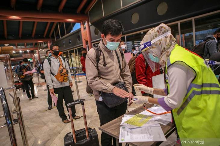 Ilustrasi: Petugas memeriksa kesehatan calon penumpang sebelum pemberangkatan di Terminal 2 Bandara Soekarno Hatta, Tangerang, Banten, Jumat (15/5/2020). ANTARA FOTO/Fauzan/pras. (ANTARA FOTO/FAUZAN)