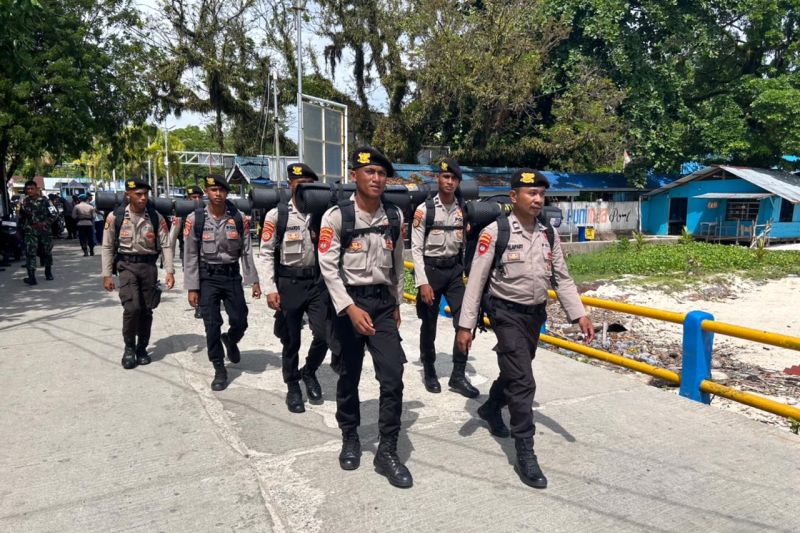 Polisi Koordinasi Dengan Petugas TPS Pada H-1 Pencoblosan Pemilu 2024