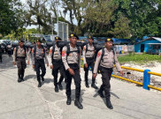 Polisi Koordinasi Dengan Petugas TPS Pada H-1 Pencoblosan Pemilu 2024