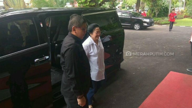 Megawati Kumpulkan Kader PDI Perjuangan di Rumah Risma, Ada Apa?