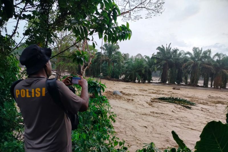 Sungai di Agam Sumbar Meluap Lagi, Jembatan Darurat Buatan TNI-Polri Hanyut