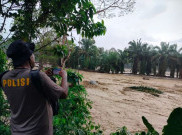 Sungai di Agam Sumbar Meluap Lagi, Jembatan Darurat Buatan TNI-Polri Hanyut