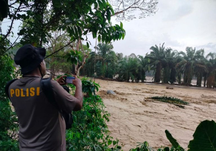 Sungai di Agam Sumbar Meluap Lagi, Jembatan Darurat Buatan TNI-Polri Hanyut