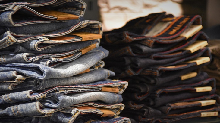 Limbah Jeans Naik Kelas Jadi Tas dan Topi Fesyen