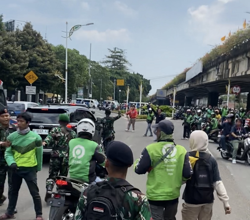 Habis Pemakaman Affan Kurniawan, Mobil Kapolda Metro Dilempari Massa Ojol Botol Air Mineral