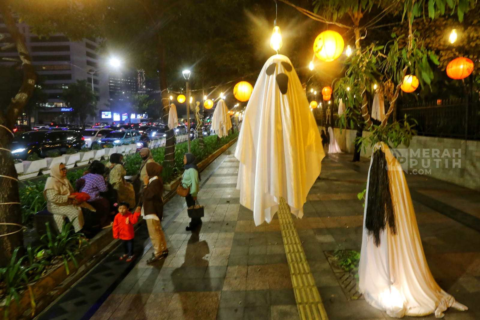 Seram, Dekorasi Halloween Hiasi Pedestrian Jalan Sudirman-Thamrin Jakarta