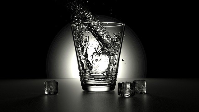 [Hoaks atau Fakta]: Kulit Alami Kerusakan Jika Minum Air Terlalu Banyak