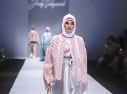 Mewahnya Kain Tradisional pada 'Street Couture' Rancangan Jeny Tjahyawati di JFW 2020