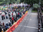 Buruh Ancam Tak Jahit Baju Pejabat Jika Barikade Kawat Berduri Polisi Tak Dibuka