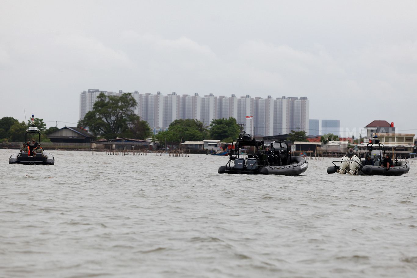 Pasukan Katak Marinir TNI AL mencabut pagar laut sepanjang 30 KM di Perairan Utara Tanjung Pasir, Kabupaten Tangerang, Banten, Rabu (22/1/2025).