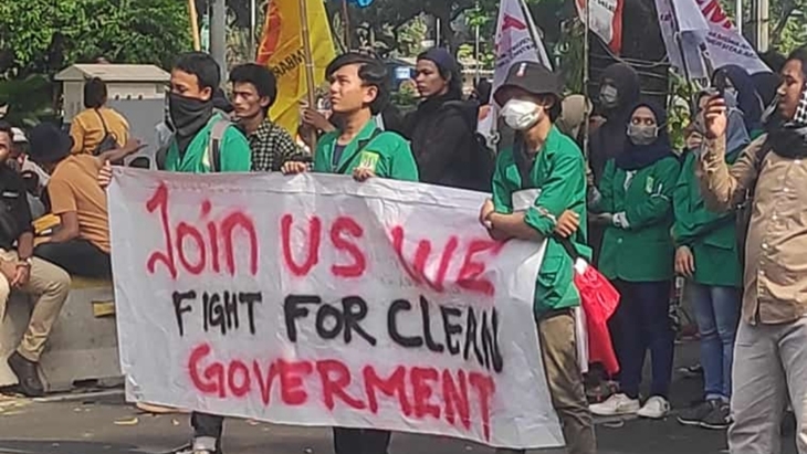 Ratusan mahasiswa melalukan aksi di depan Patung Kuda, Gambir. (MP/Kanugrahan)