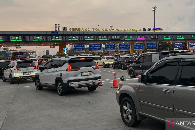 Volume Kendaraan Melintas Tol Cikampek Utama Mulai Turun ke Jakarta Mulai Menurun