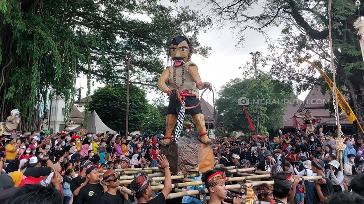 Pakai Baju Adat Bali, Gibran dan Ethes Ikuti Kirab Ogoh-Ogoh Nyepi
