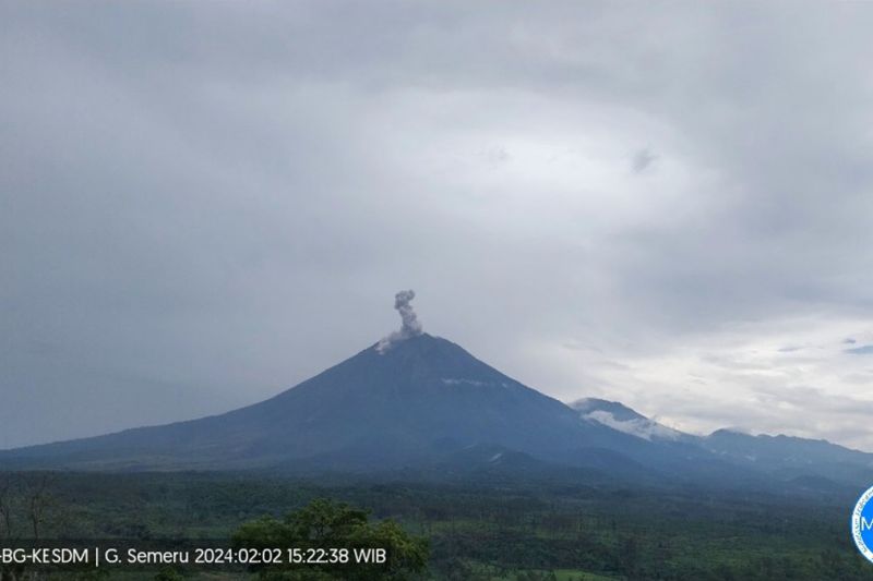 Gunung Semeru Erupsi, Ketinggian Letusan 1,3 Km - MerahPutih