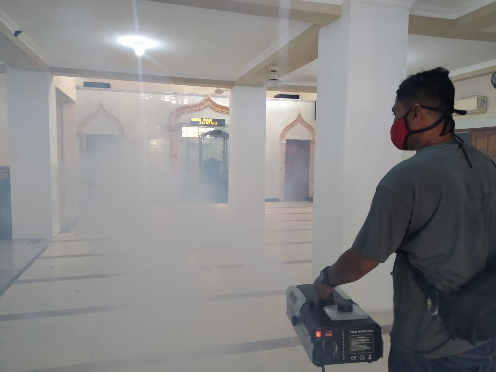 Bejo saat menyemprot disinfektan di beberapa Masjid.