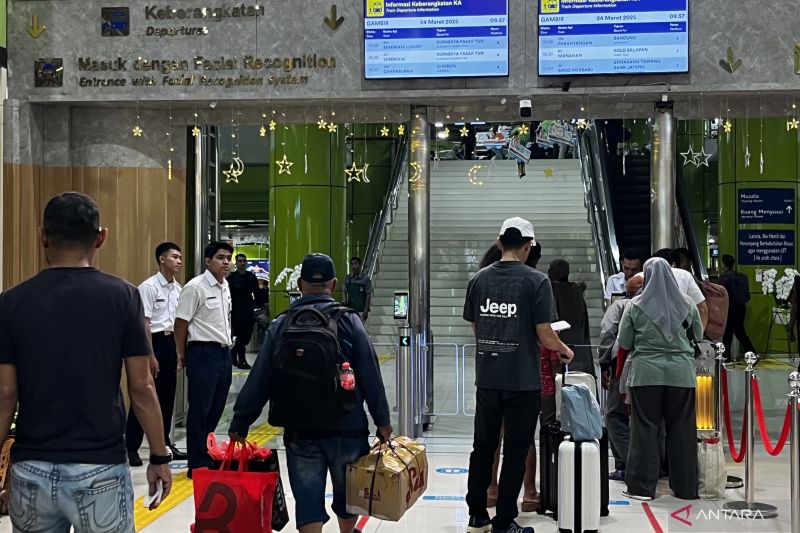 Hari Ini 38 Kereta Api Dioperasikan di Stasiun Senen,  WFA Bikin Pemudik Pergi Lebih Awal 