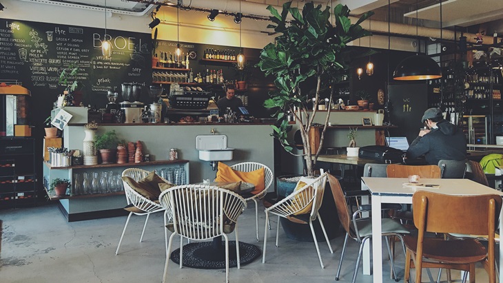 Si Doyan Kerja di Kafe Sendirian, Kopi Secangkir Nongkrongnya Seharian