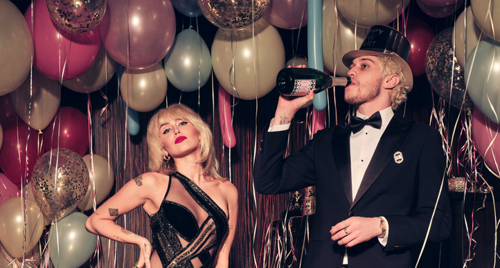 Miley dan Pete Davison pada pemotretan Miley's New Year Eve 2021. (Foto Variety)