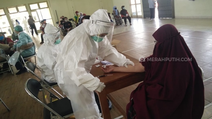  Petugas dari Pemkab Sleman melakukan rapid test dan uji swab. (Foto: MP/Teresa Ika)