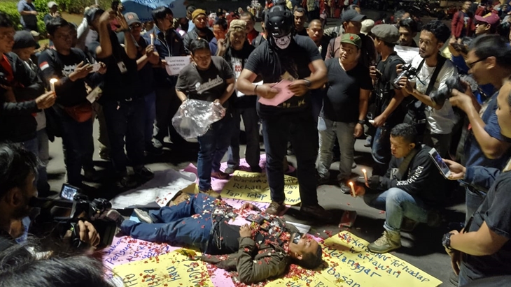 Puluhan wartawan dari berbagai media massa mengecam aksi kekerasan. (MP/Ponco Sulaksono)