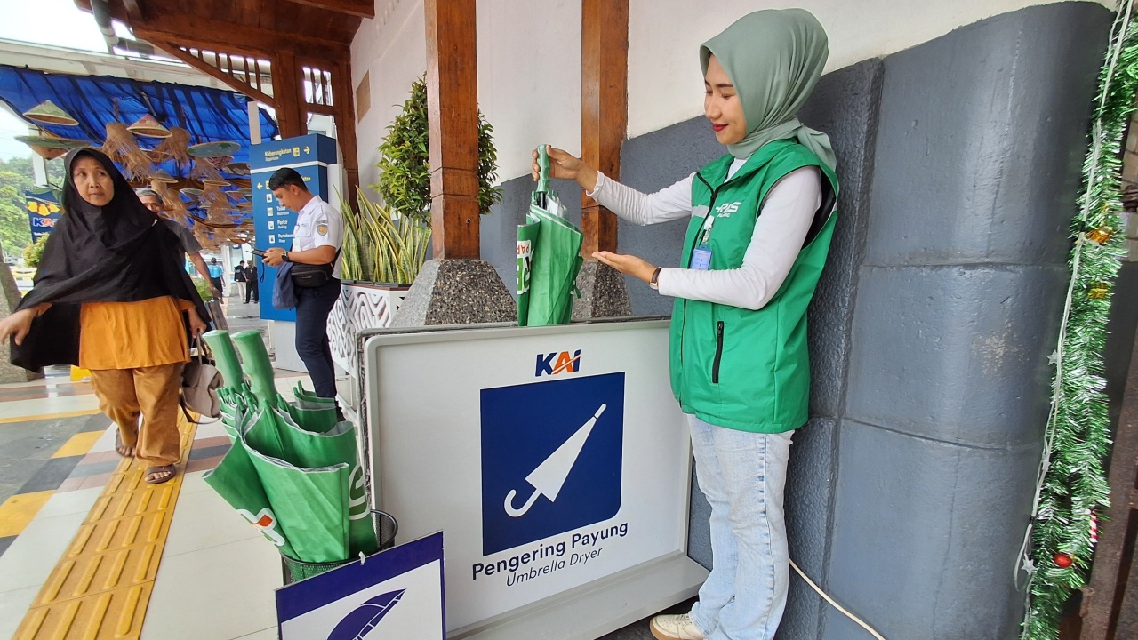 Hadapi Hujan Ekstrem, KAI Siapkan Pengering Payung di Sejumah Stasiun
