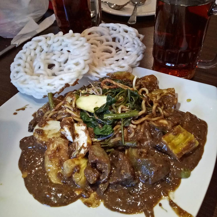 Rujak cingur khas Surabaya. (Foto: instagram.com/chiauling09)