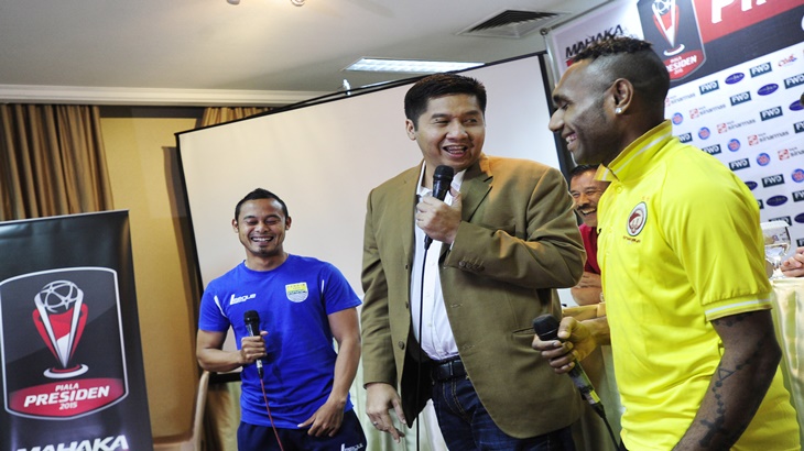 Maruarar Sirait bersama pemain bola