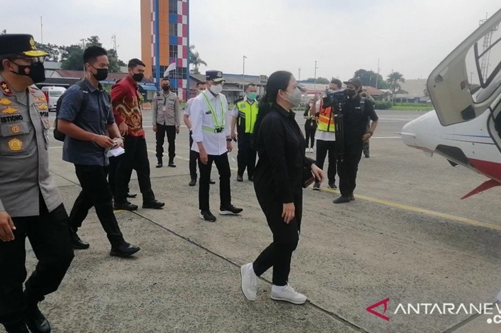 Menteri Perhubungan Budi Karya Sumadi, Ketua DPR RI Puan Maharani, dan Kakorlantas Irjen Pol Istiono memantau arus lalu lintas di Tol Trans Jawa, Rabu (5/5). (Adimas Raditya)
