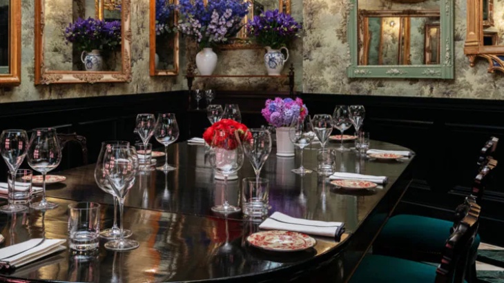 Desain interior restoran ini tampak klasik. (Foto: Gucci)