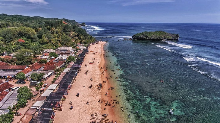 4 Alasan Mengapa Kamu Wajib Pelesiran di Pantai Sadranan