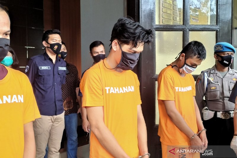 Ferdian Paleka kenakan baju tahanan setelah ditetapkan sebagai tersangka di Polrestabes Bandung, Jalan Jawa, Kota Bandung, Jumat (8/5/2020). (ANTARA/Bagus Ahmad Rizaldi)