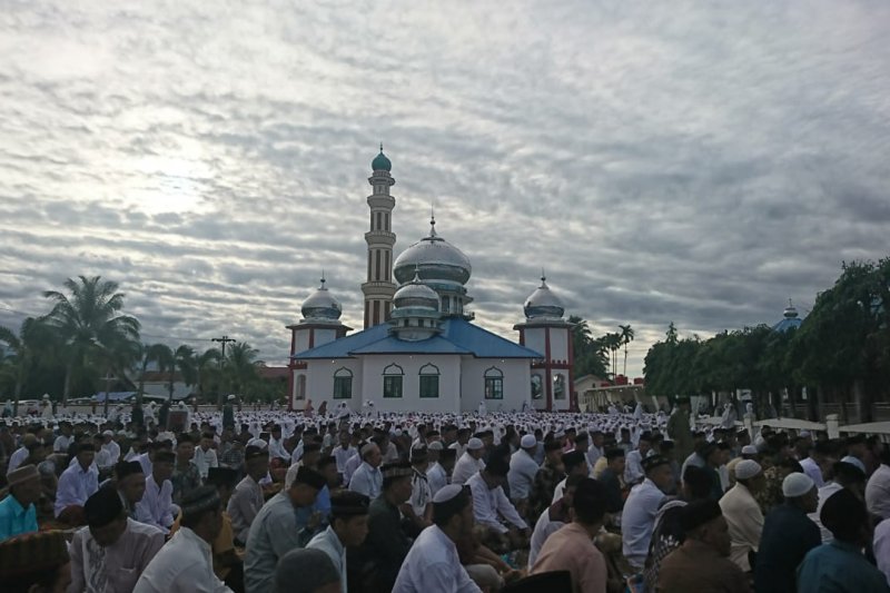 Umat Islam bersiap melaksanakan Shalat Idul Adha 1441 Hijriah di Nagan Raya, Kamis (30/7). Foto: ANTARA