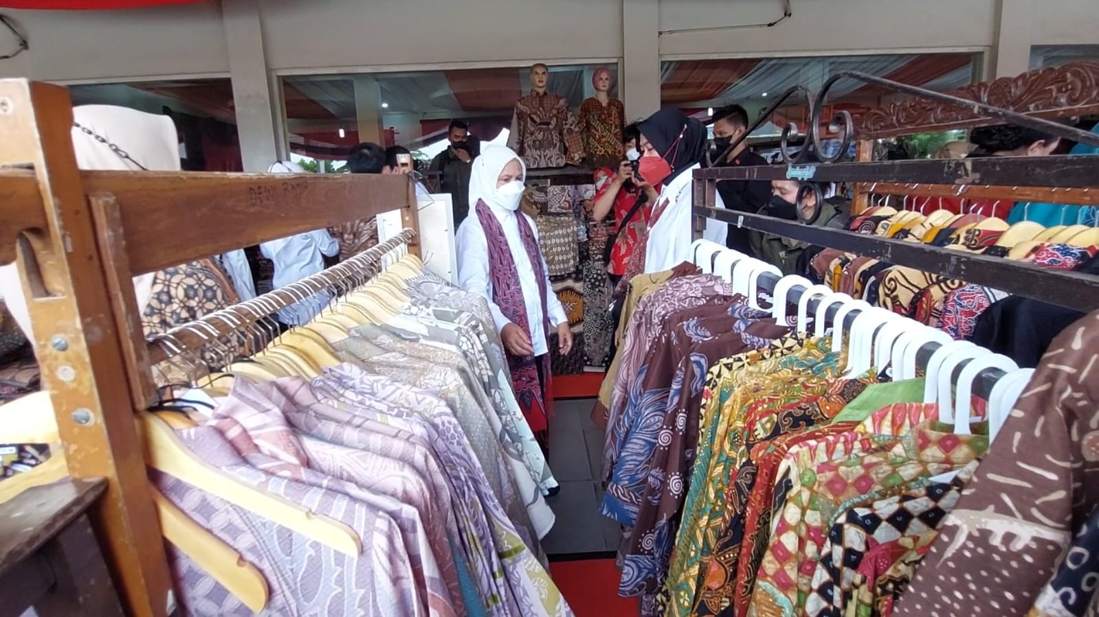 Ibu Negara Iriana Jokowi memborong batik di Kabupupaten Sragen, Kamis (22/9). (MP/Ismail)
