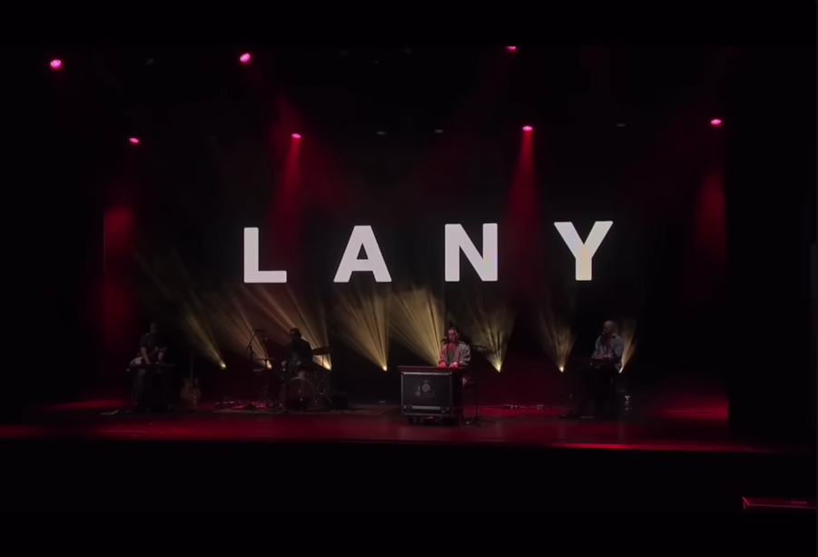 Lirik Lagu Stuck - LANY dan Terjemahan, Penuh Makna Emosional!