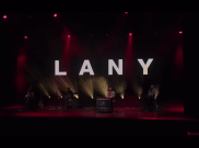 Lirik Lagu Stuck - LANY dan Terjemahan, Penuh Makna Emosional!