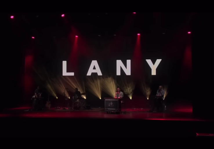 Lirik Lagu Stuck - LANY dan Terjemahan, Penuh Makna Emosional!